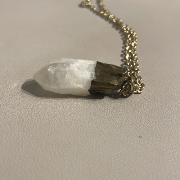 White natural stone pendant necklace - Picture 9 of 16